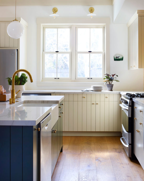 Simple farmhouse kitchen interior design